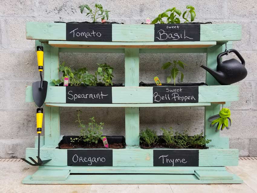 Fioriera di piante aromatiche con un pallet.