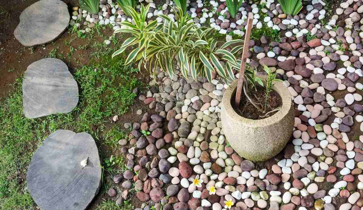 Utilizzare i sassi per decorare in giardino.