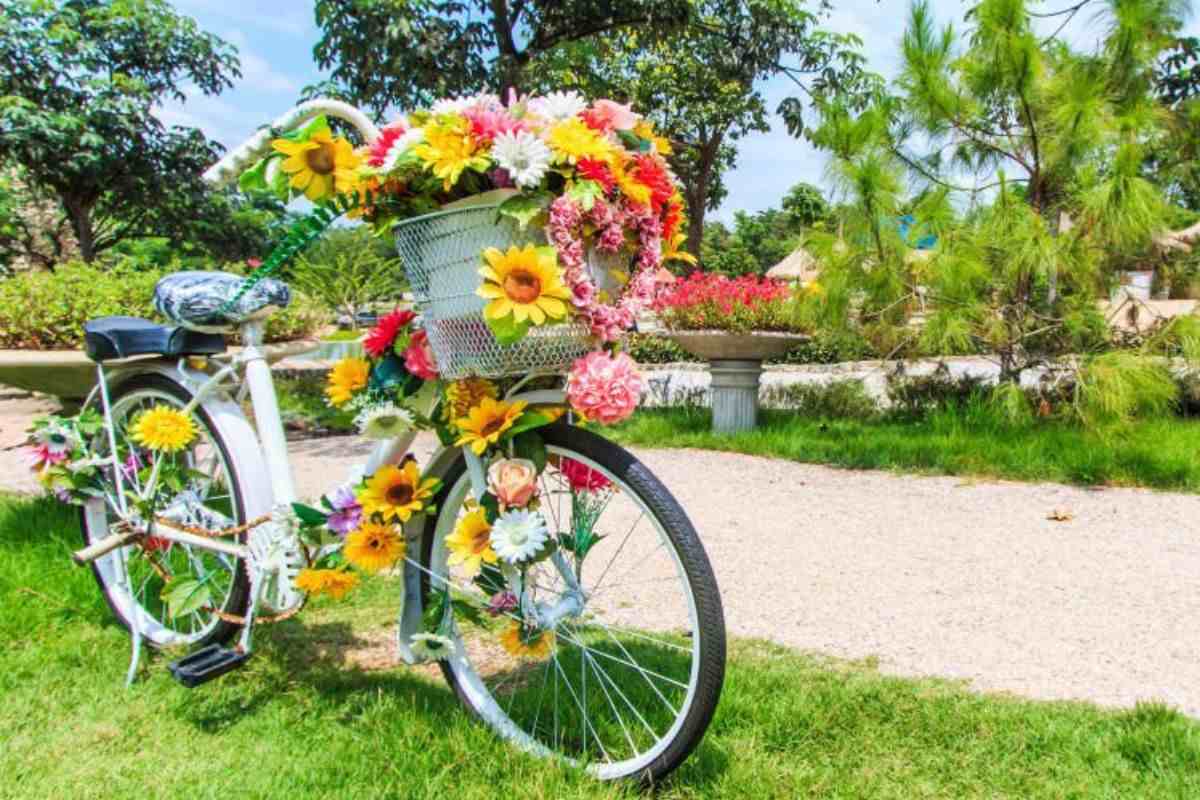 Realizzare uno splendido vaso di fiori con una bicicletta