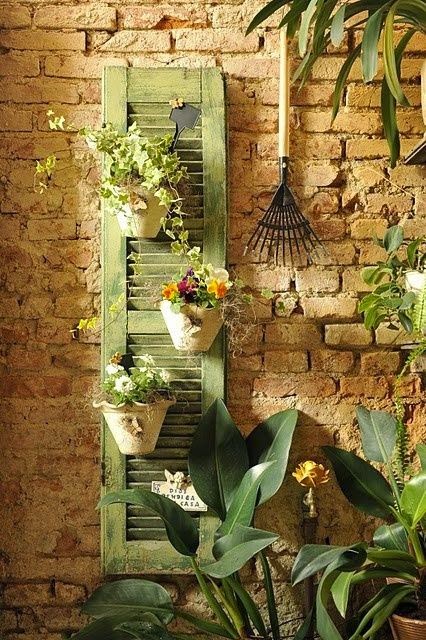 Vecchia persiana come fioriera fai da te, idee per arredare il giardino con il riciclo.