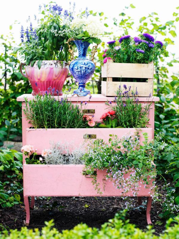 idee fai da te giardino con vecchio mobile rosa