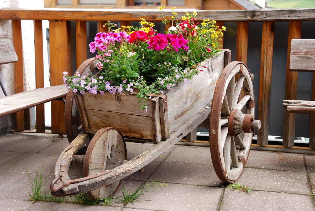 fioriere fai da te con il riciclo creativo di una vecchia carriola in legno