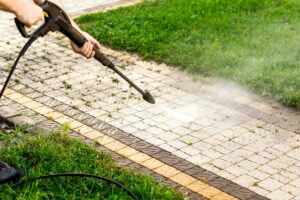 Soluzioni e metodi per pulire in modo efficace la pietra naturale per esterni Soluzioni e metodi per pulire in modo efficace la pietra naturale per esterni.