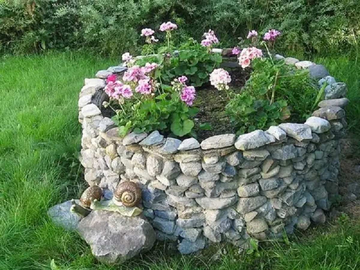 fioriere in pietra che valorizzano il giardino