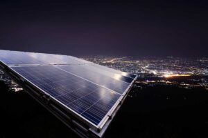 Energia pulita grazie ai pannelli solari anche di notte: dai un taglio alle tue spese energetiche energia con pannelli solari di notte