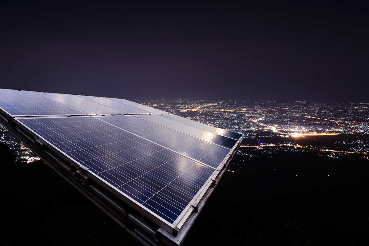 energia con pannelli solari di notte