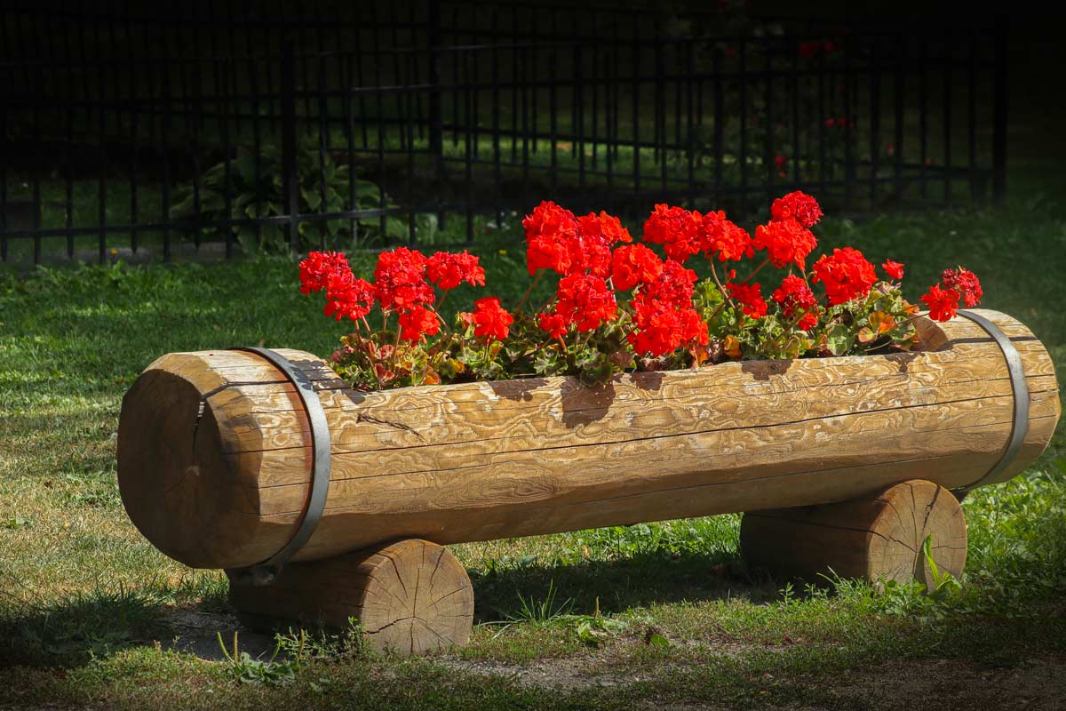 Arredare il giardino fai da te riciclando rami, legnetti e tronchi.