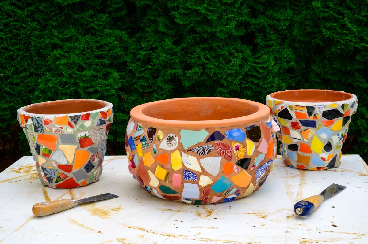 creare un mosaico di piastrelle e piatti rotti, idee fai da te