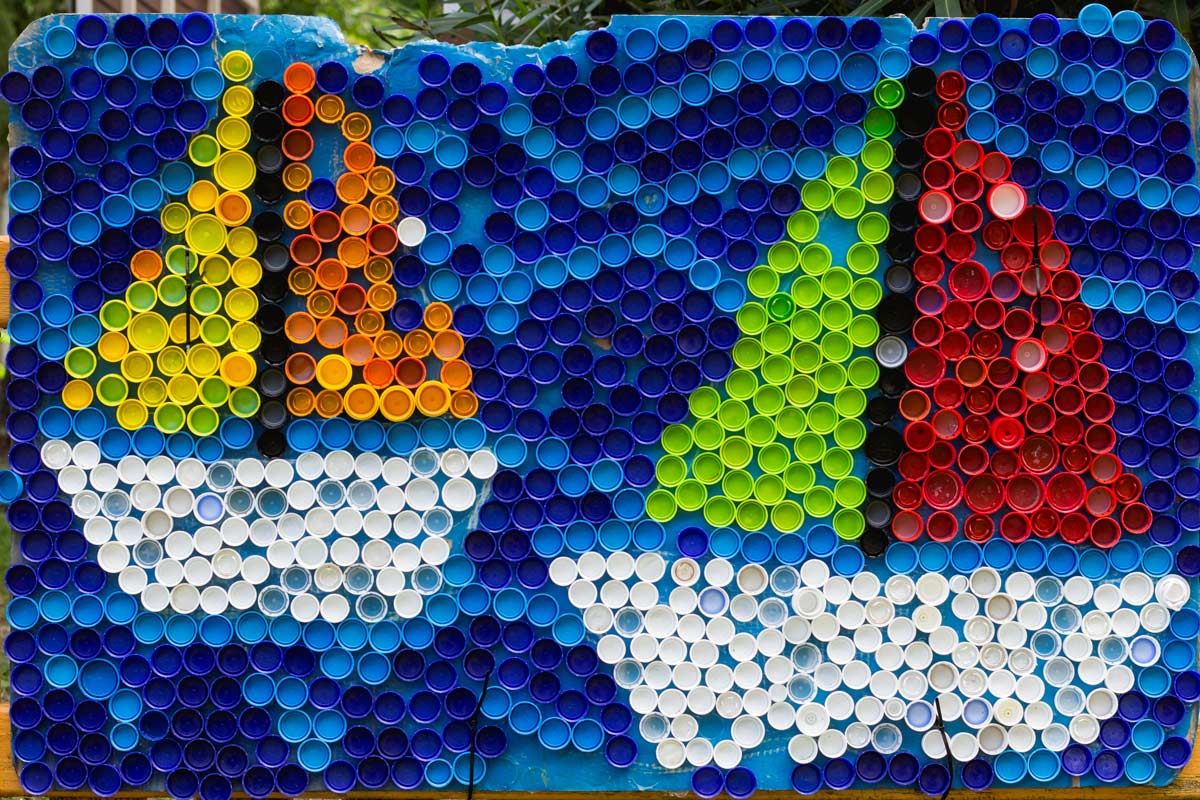 riciclare bottiglie e tappi di plastica