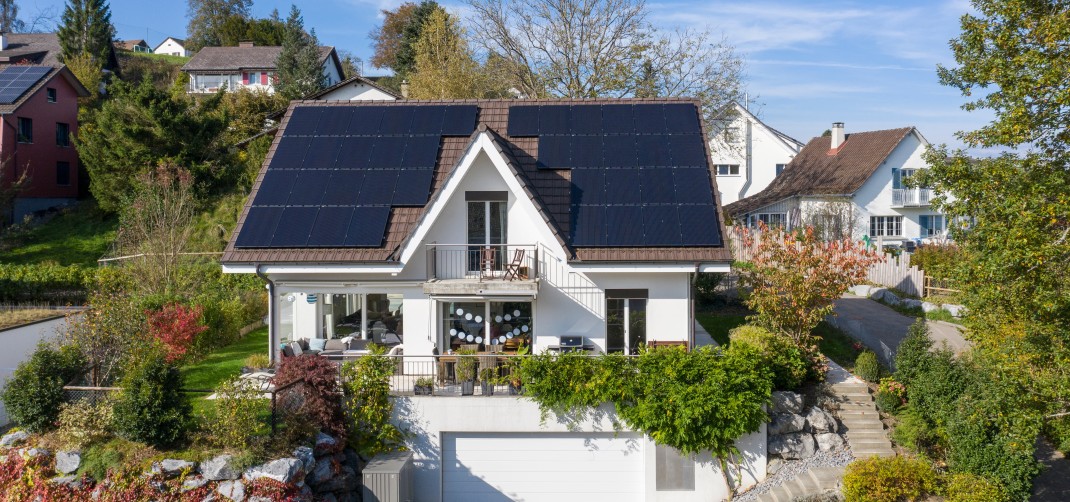 casa immersa con kit Ikea di pannelli solari installati sul tetto