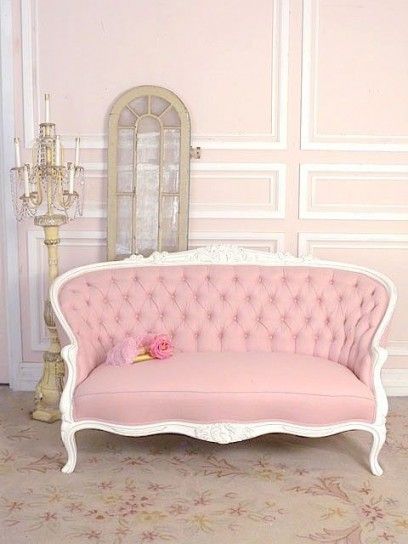 divanetto shabby chic rosa con contorni in legno bianco