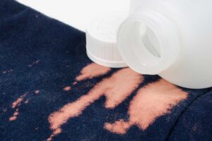 Vestiti scoloriti dalla candeggina? Provate questa procedura per recuperali come recuperare vestiti scoloriti dalla candeggina