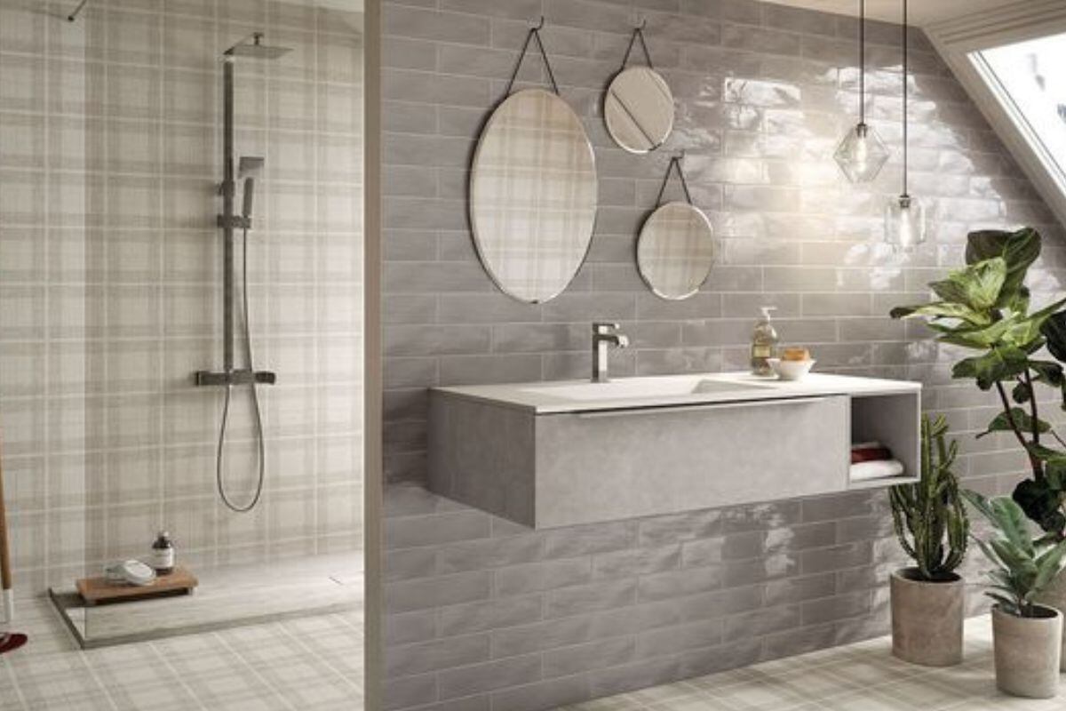 Bagno arredato con piastrelle color tortora: le ispirazioni più belle