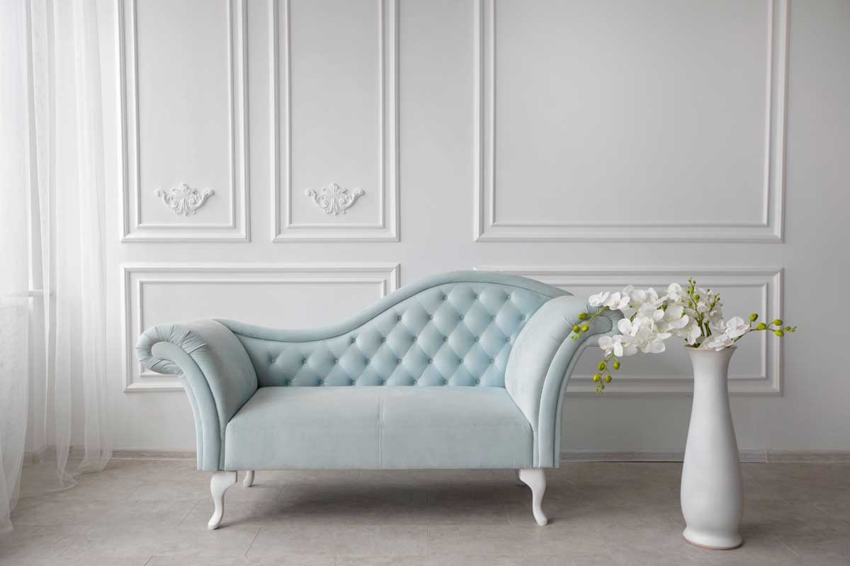 Splendido divanetto shabby chic di color celestino.