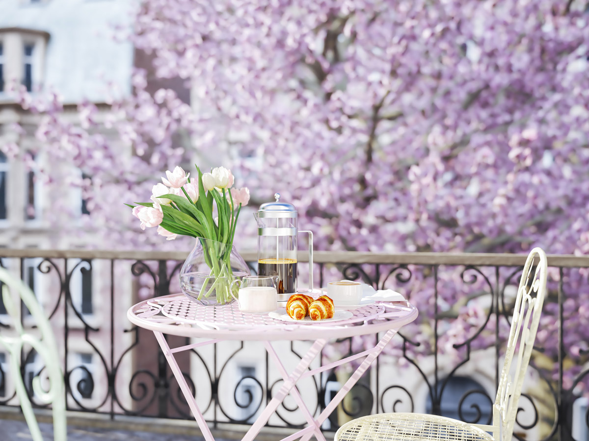 Fiori bianchi per un balcone alla moda.