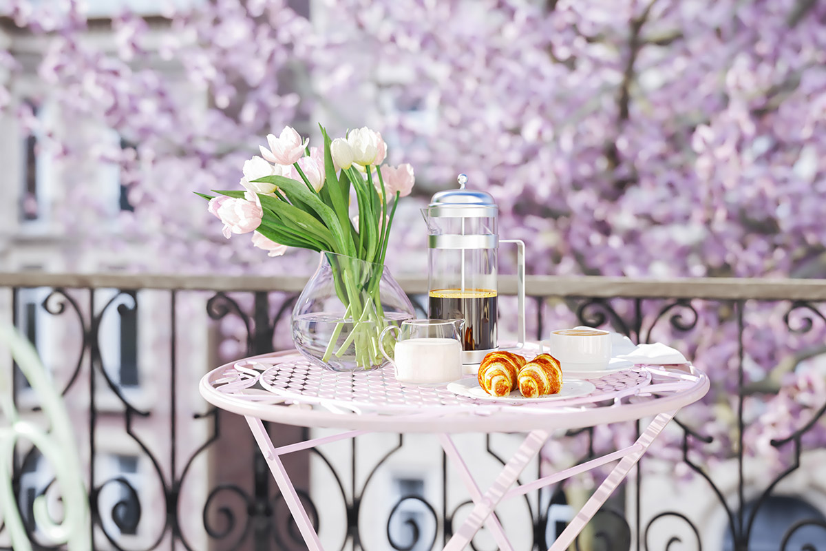 Fiori bianchi per un balcone alla moda.