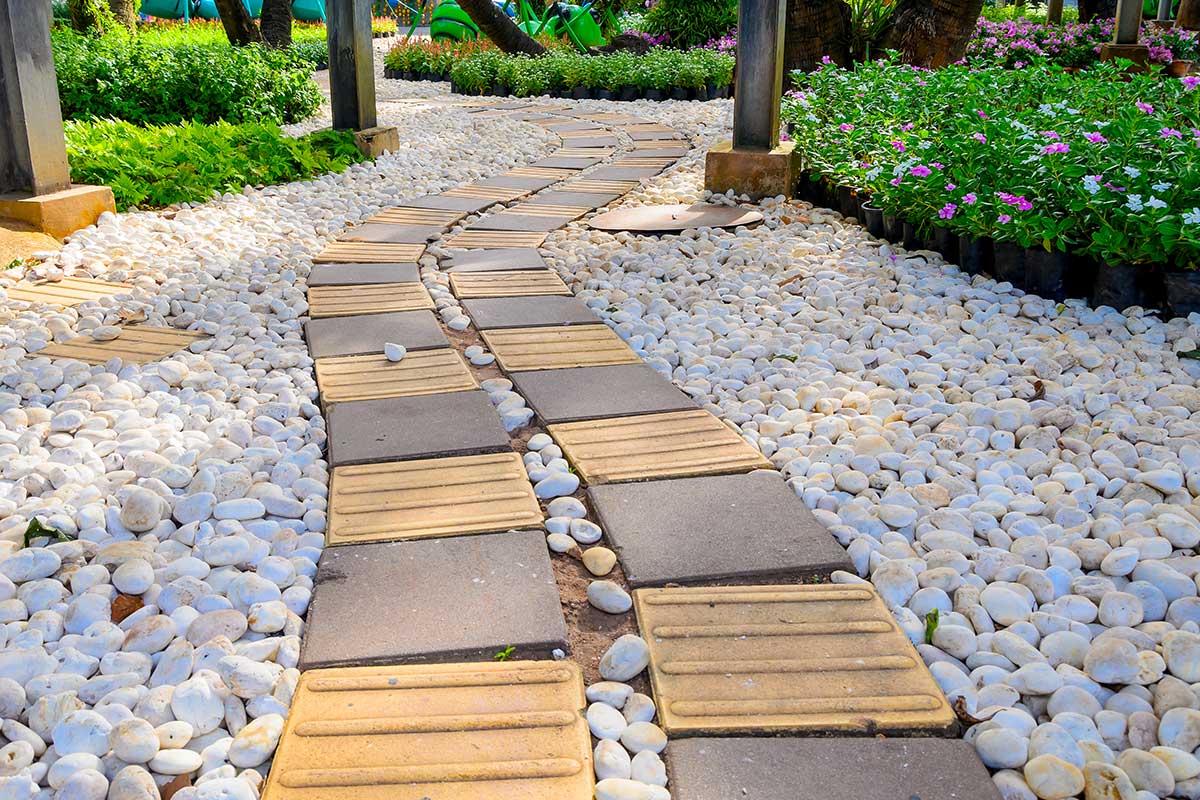 realizzare un sentiero particolare in giardino con mattoni e pietre