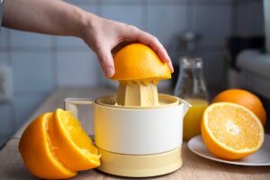 Non buttare le arance appena spremute: ecco come prepararci uno sgrassatore fai da te ottimo per le pulizie domestiche sgrassatore fai da te con arance spremute