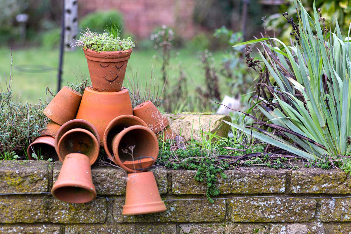 vasi di terracotta decorano il giardino