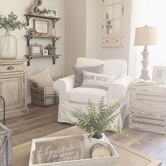 Salotto piccolo shabby chic beige e bianco