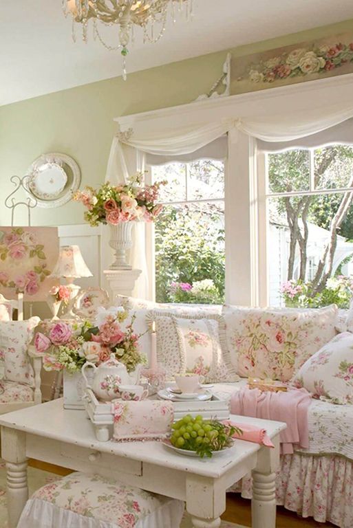 motivi floreali in piccolo soggiorno stile shabby chic