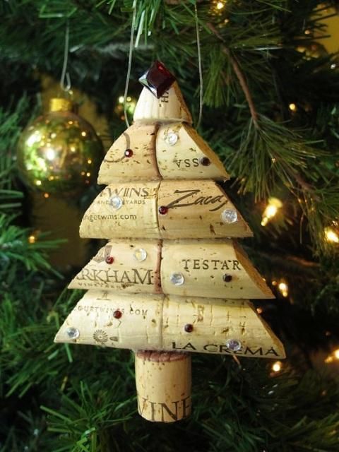 Decorare l'albero di Natale con i tappi di sughero! Ecco 20 idee + Tutorial Decorare l'albero di Natale con i tappi di sughero - Idee nÂ°Â  Ecco per voi oggi una selezione di 20 idee fai da te per creare delle bellissime decorazioni con i tappi di sughero...