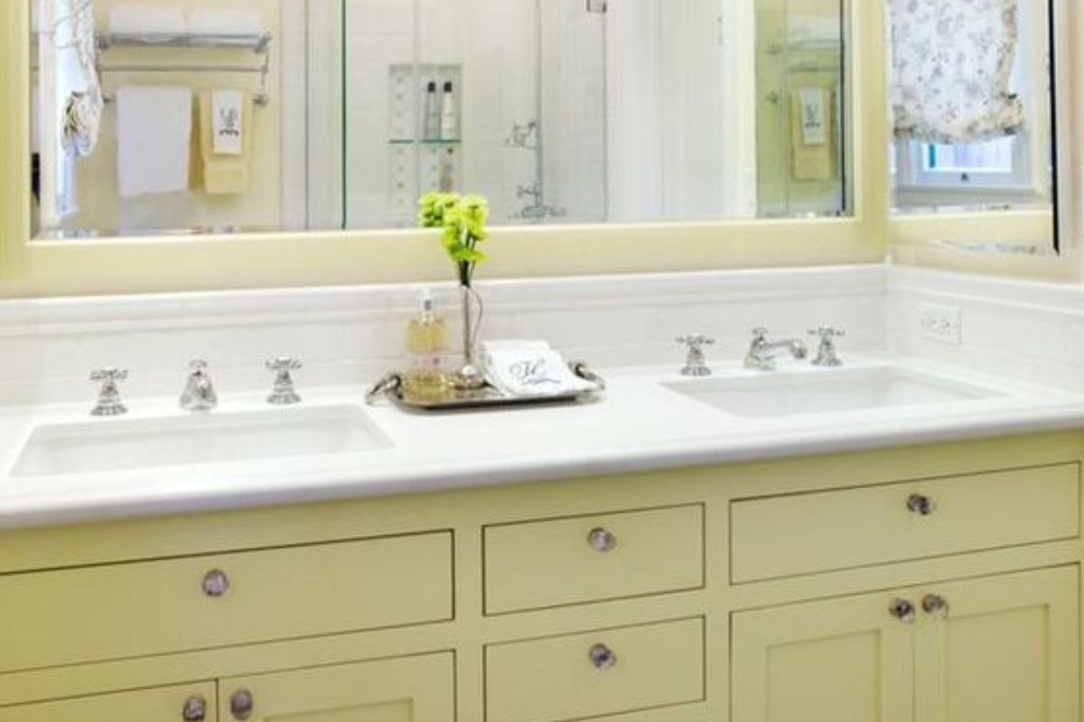 bagno shabby chic giallo