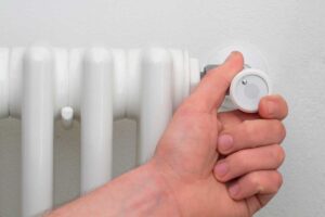 Ecco come risparmiare usando i termosifoni in questo modo: segui questi consigli per ridurre i consumi come-risparmiare-sui-consumi-dei-termosifoni