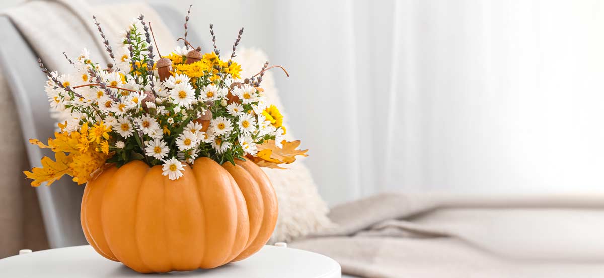 vaso di fiori con zucca per decorare in autunno