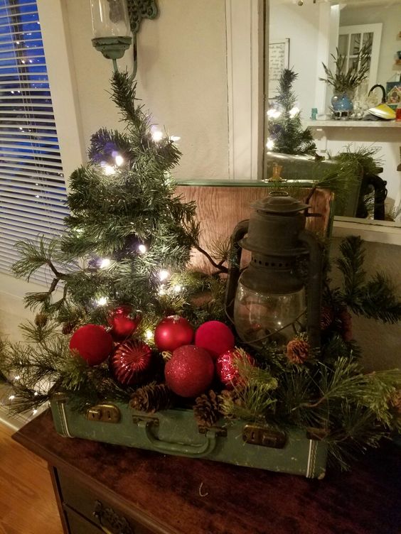 Riciclo vecchia valigia in decorazione natalizia.