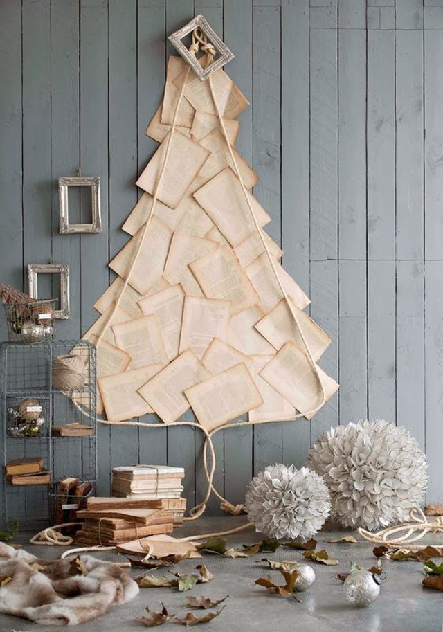 Albero di natale da parete realizzato riciclando pagine di vecchio libro.