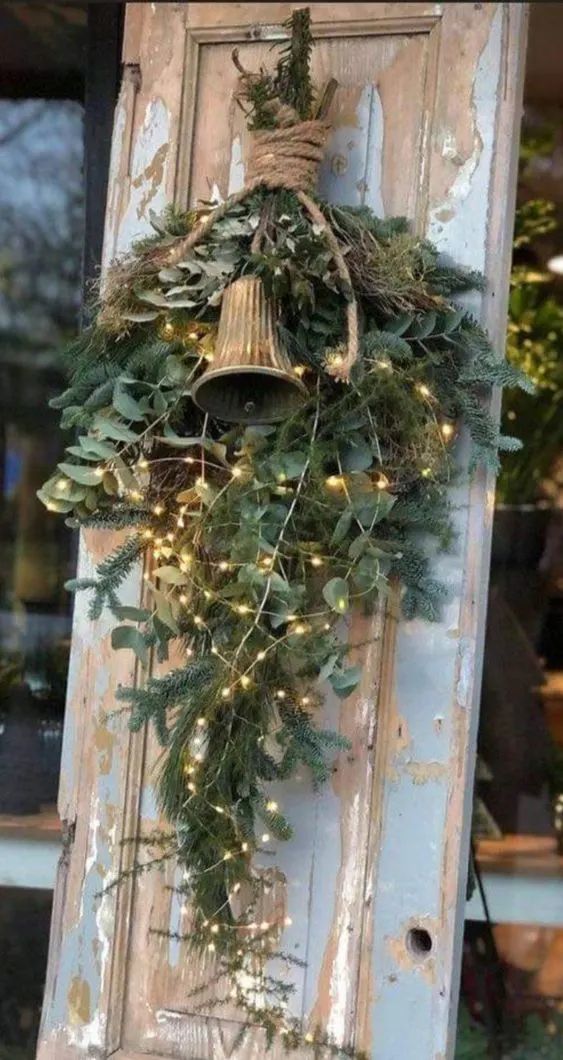 Vecchia porta decorata per natale con campanella.