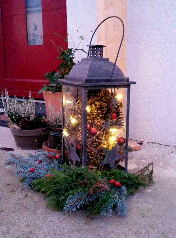 Lanterna con pigne e palline di natale.