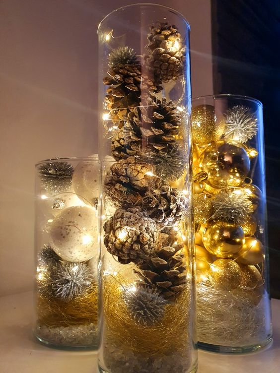 vaso luminoso riempito di pigne e palline dorate