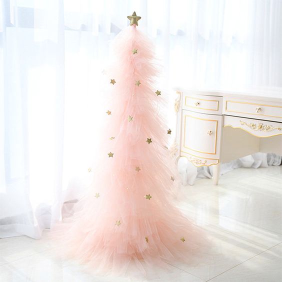 Albero di natale fai da te di tulle rosa pastello decorato con stelline dorate.