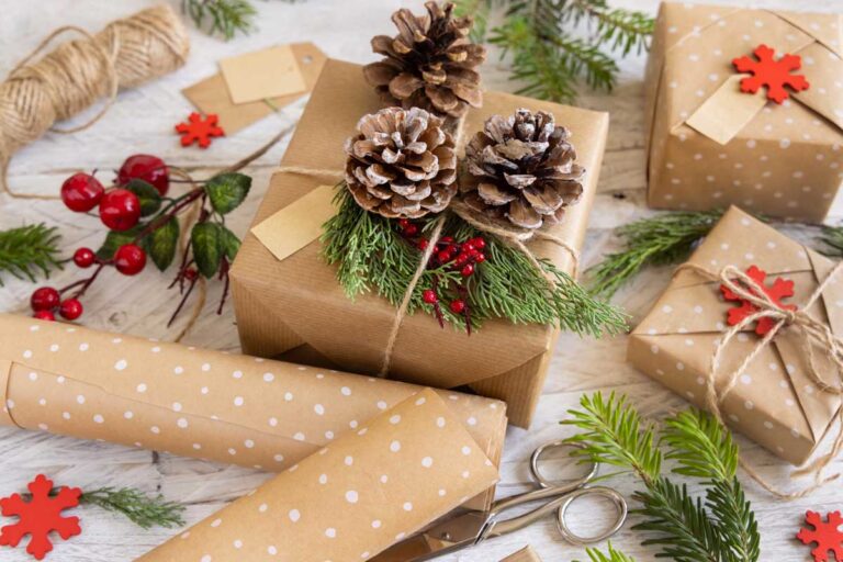 Confezionare pacchi e bottiglie per i regali di Natale: idee fai da te