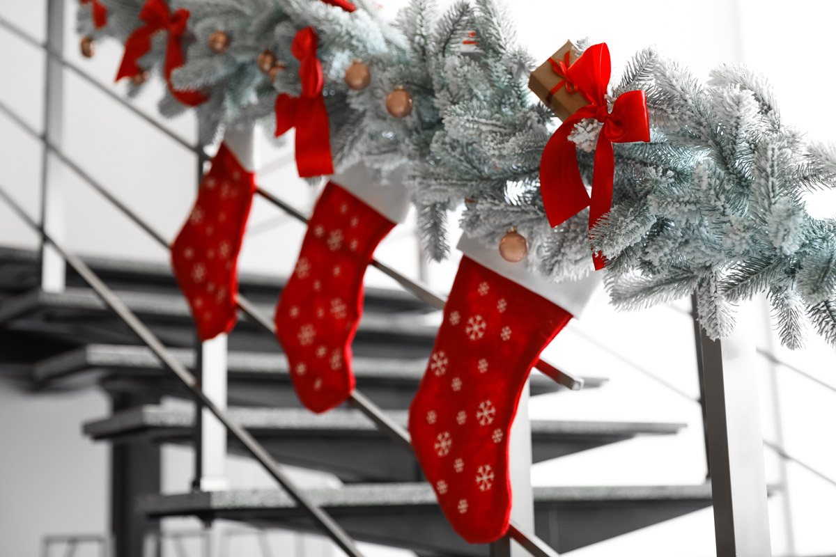 scale interne vestite a festa con una decorazione natalizia