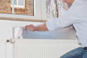 Ecco un metodo semplice e piuttosto economico che dovremmo usare tutti per aumentare l'efficienza e il calore dei termosifoni in casa pannelli termoriflettenti