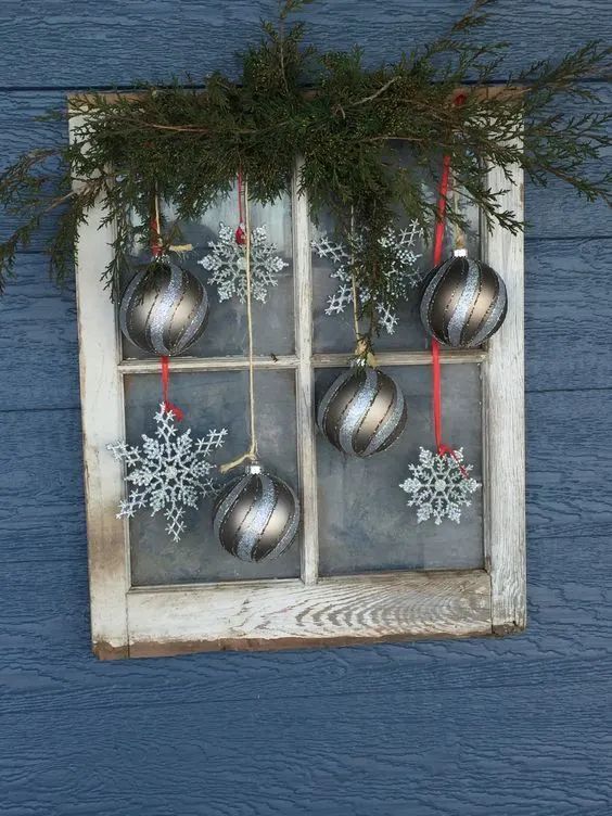 Vecchia finestra natalizia con palline