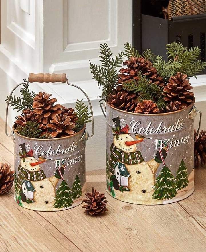 Barattoli con pigne e pupazzi di neve, bella decorazione rustica per Natale.