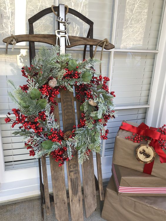 Vecchia slitta decorata con ghirlanda, una bel addobbo natalizio stile country sotto al portico.