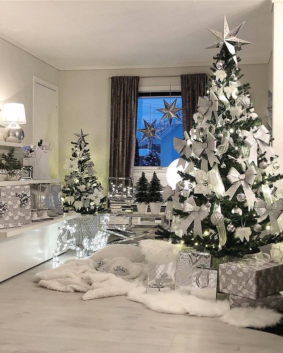 soggiorno elegante a Natale in bianco ed argento