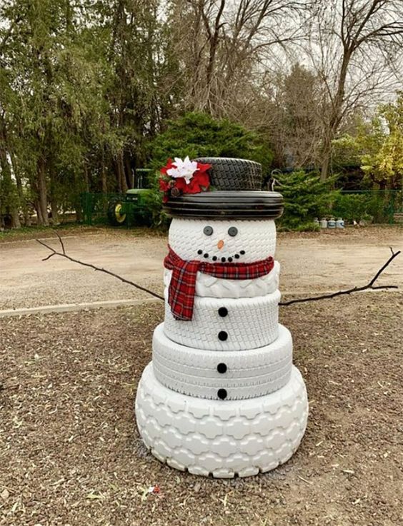 Pupazzo di neve con riciclo pneumatici.