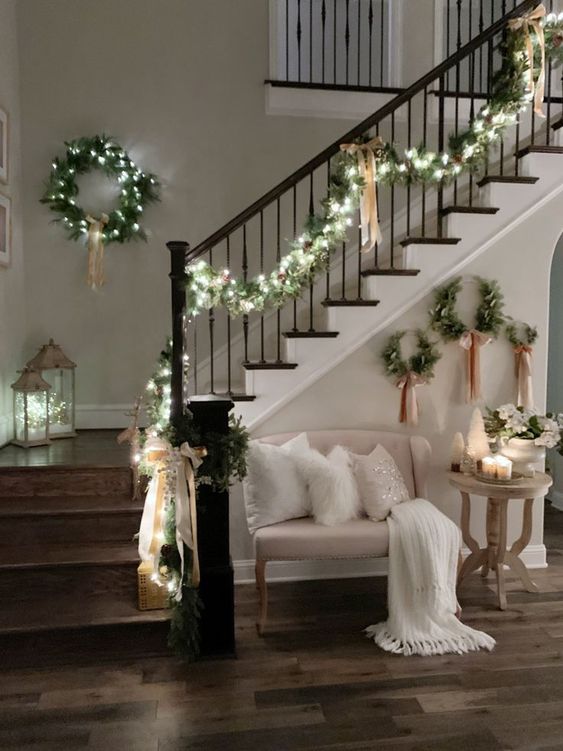 Scala decorata a Natale con festone luminoso.