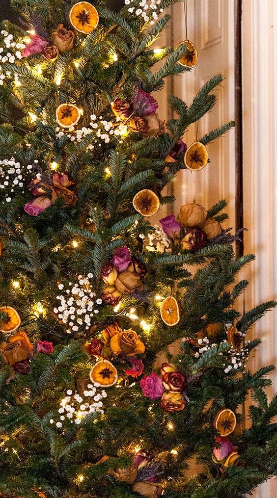 Albero di Natale decorato con frutta secca.