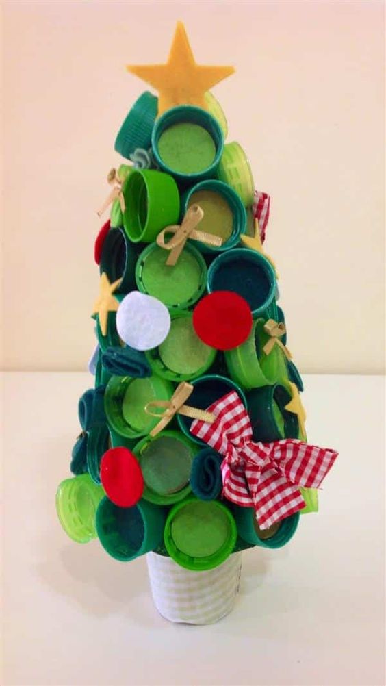 Alberello di Natale realizzato con tappi di plastica riciclati