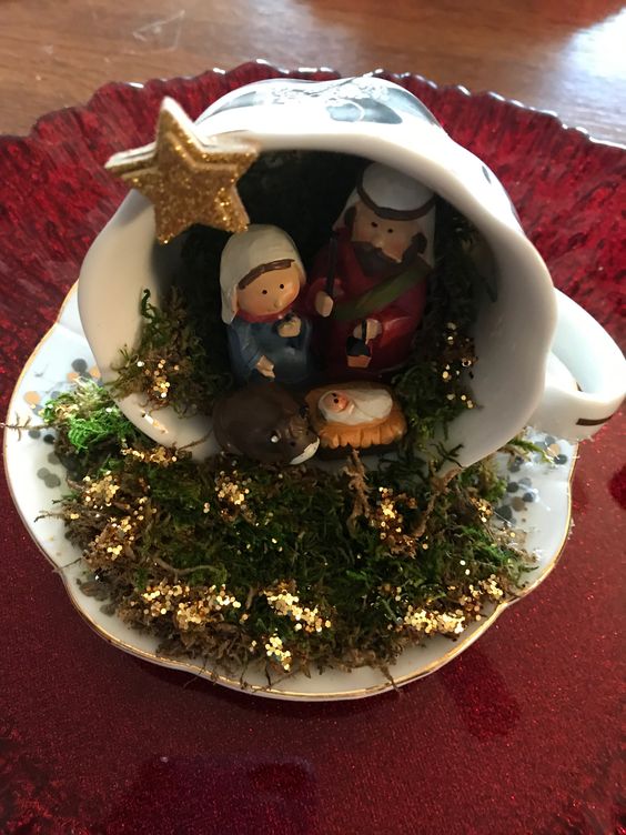 Mini presepe in una tazza