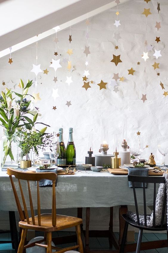 Stelline dorate sospese al soffitto per decorare casa a capodanno.