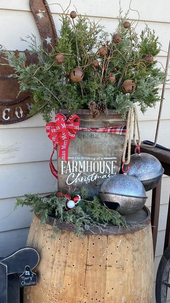 Composizione natalizia country con botte in legno e contenitore di metallo.