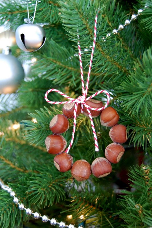 Addobbo per l'albero di Natale con noci.